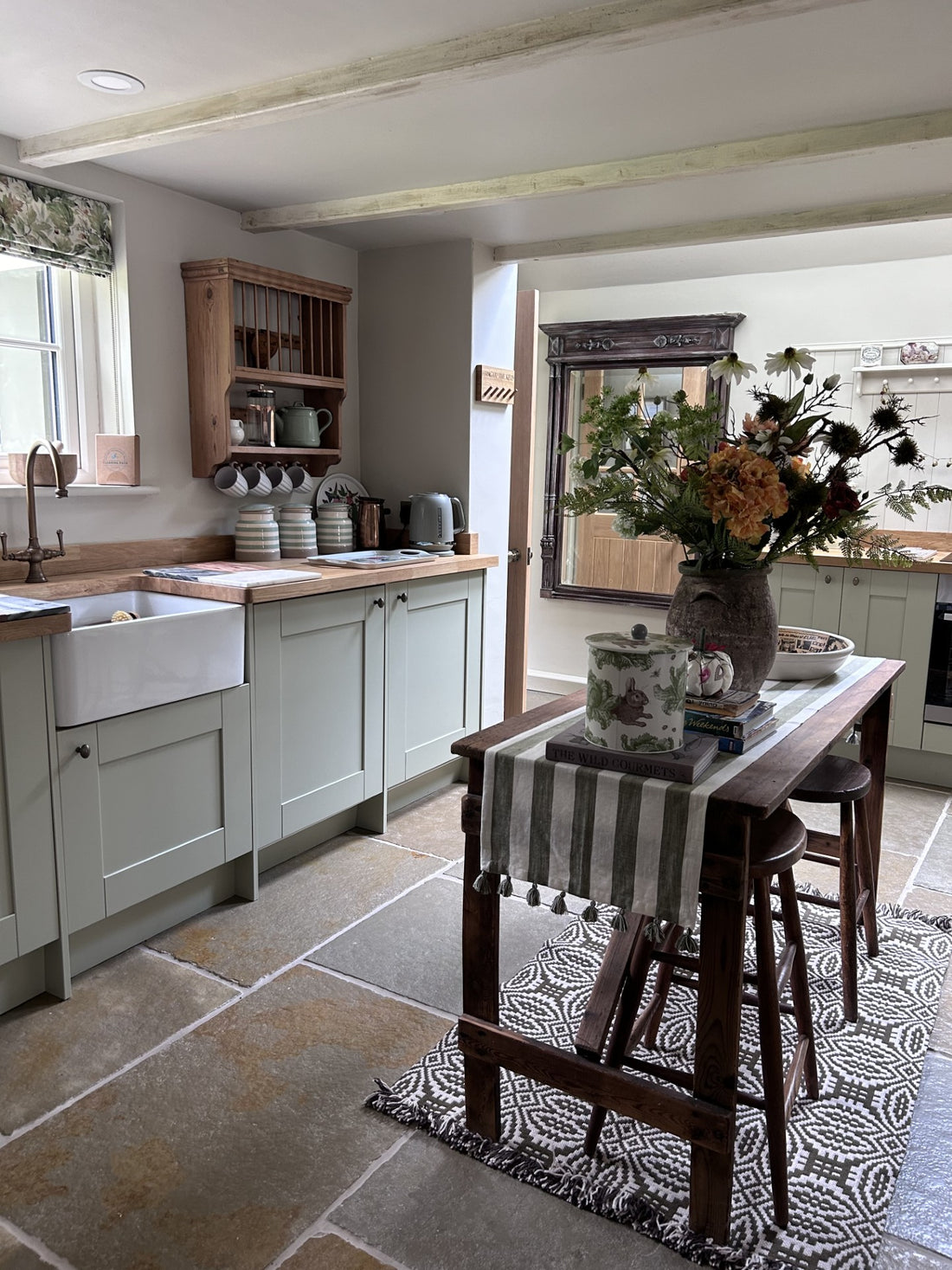 cozy cottage english kitchen in the cottage kitchen style