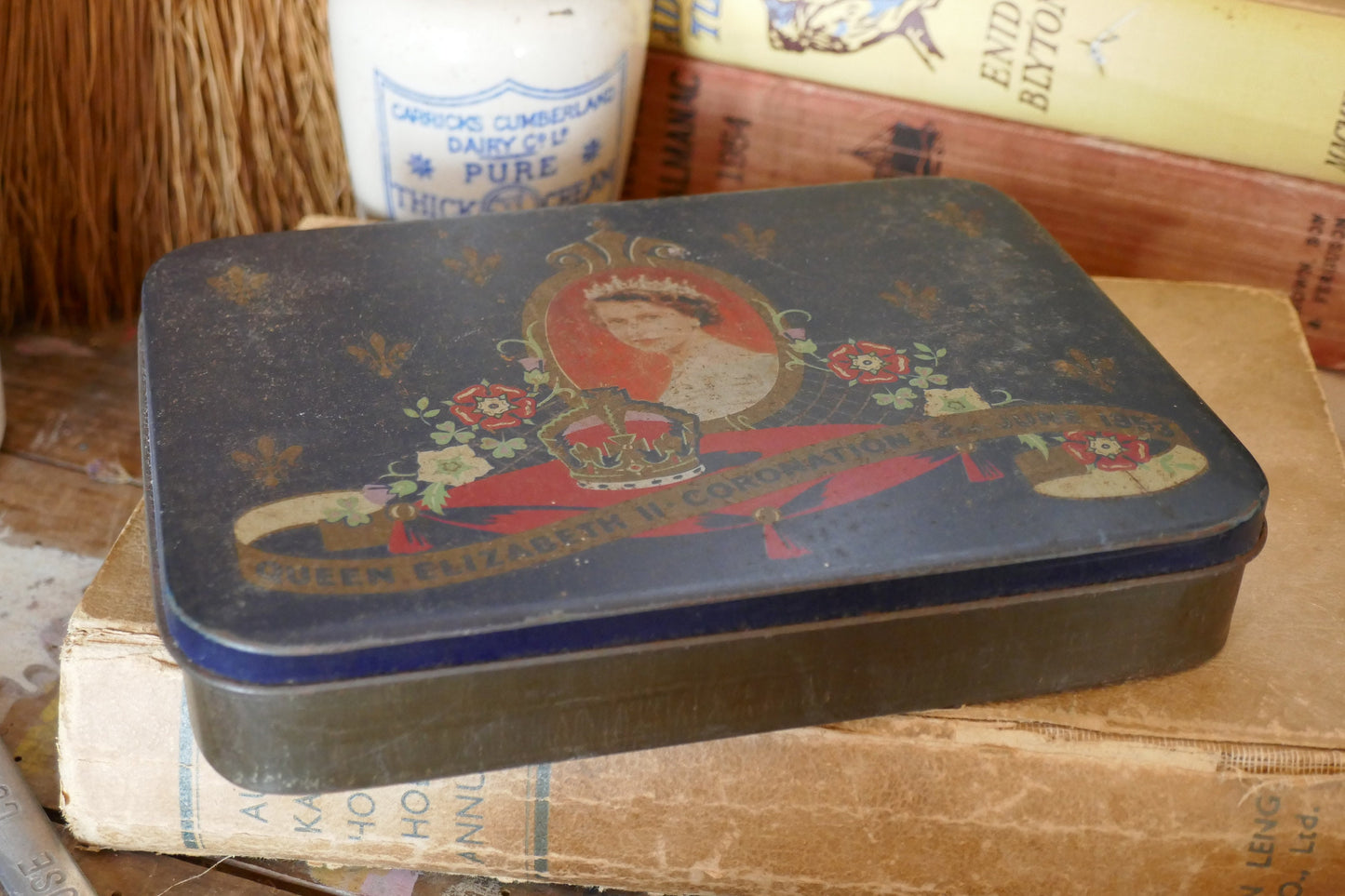 Vintage Queen Tin - Keepsake Box - Vintage Candy Tin - Vintage Sweet Tin -Queen Elizabeth Tin -Vintage Tin - Queen Elizabeth II Tin - Tin